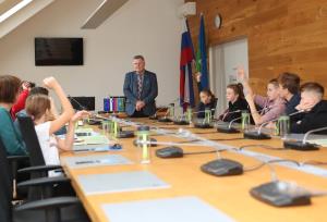 SVETOVNI DAN OTROK - obisk učencev OŠ Notranjski Odred Cerknica 13 FOTO LJUBO VUKELIČ